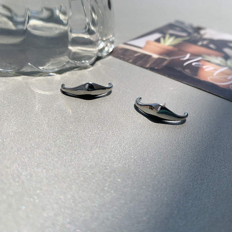 Minimalist Fluid Design Silver Ear Cuff