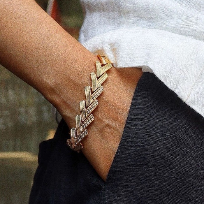 Auffällige V-Kette und Armband