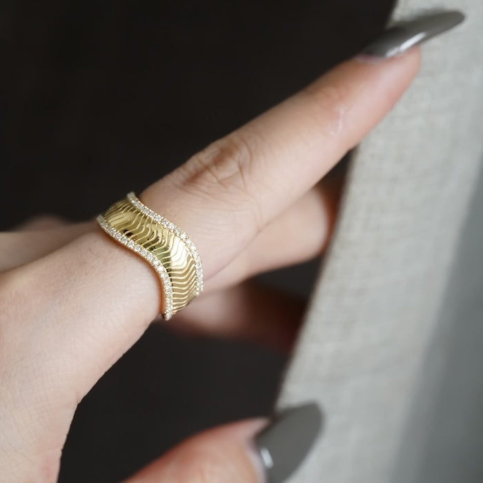 Luxurious Accordion Folds Textured Ring