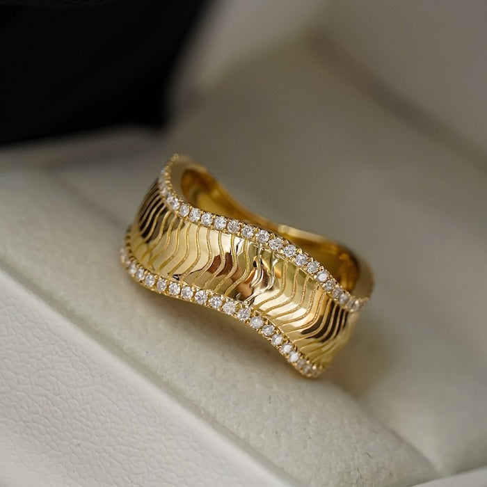 Luxurious Accordion Folds Textured Ring