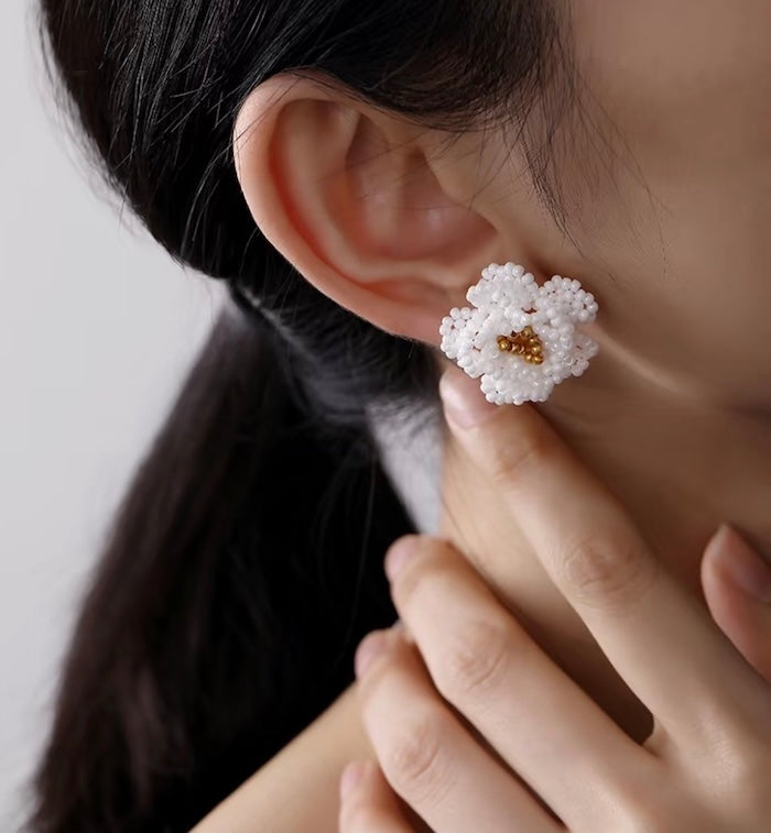 Handmade Daisy Beaded Necklace and Earrings Set featuring handwoven white daisy flowers with gold-tone accents, a 76 cm beaded necklace, and matching floral earrings.