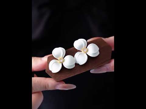 Gardenia - Vintage Charm White Flower Ear Studs